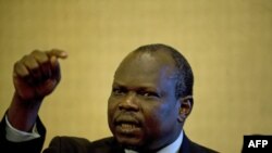 Msuluhishi wa Sudan Kusini Pagan Amum katika mkutano na waandishi wa habari .