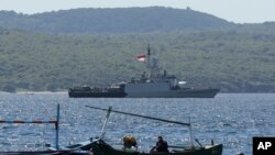 Kapal TNI AL KRI Singa dalam operasi pencarian kapal selam KRI Nanggala yang hilang, menelusuri perairan di lepas pantai Banyuwangi, Jawa Timur, Kamis, 22 April 2021. (AP Photo)