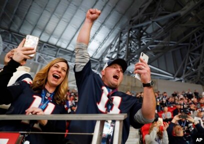 Fans cheer before an NFL football game between the Los Angeles