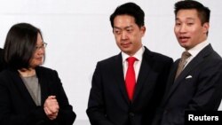 From left, Taiwan's President Tsai Ing-wen, American Chamber of Commerce (AmCham) in Taipei Chairman Albert Chang and Alex Wong, U.S. deputy assistant secretary at the Bureau of East Asian and Pacific Affairs, attend AmCham’s yearly dinner event, Taipei, Taiwan, March 21, 2018. 