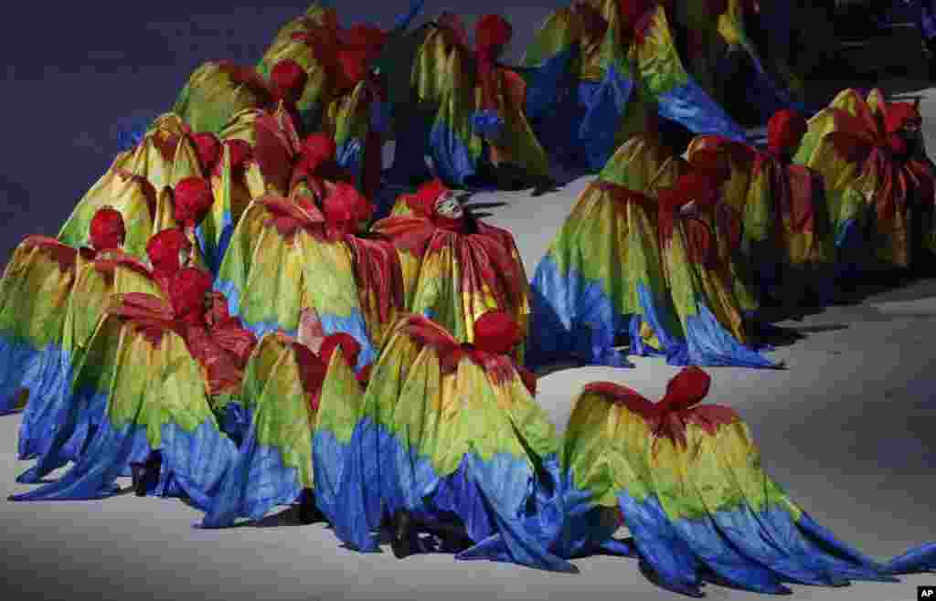 Para penari yang tampil dalam upacara penutupan Olimpiade Musim Panas 2016 di Rio de Janeiro, Brazil (21/8). (AP/Vincent Thian)