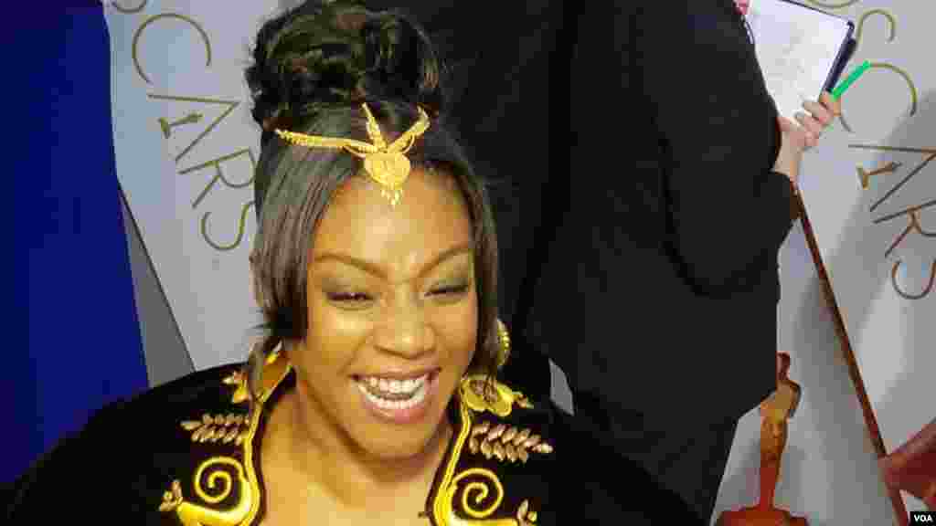 Tiffany Haddish parle à la presse lors des Oscars au Dolby Theater de Los Angeles, le 4 mars 2018 (VOA/Arzouma Kompaore)