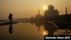 Lever de soleil sur le Taj Mahal en Inde le 18 novembre 2009.