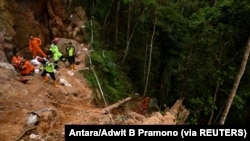 Petugas penyelamat memasang jalur tali selama proses evakuasi setelah tanah longsor dari tambang emas ilegal di Kabupaten Bolaang Mongondow di Sulawesi Utara, 28 Februari 2019, dalam ilustrasi. (Foto: Antara/Adwit B Pramono via Reuters)