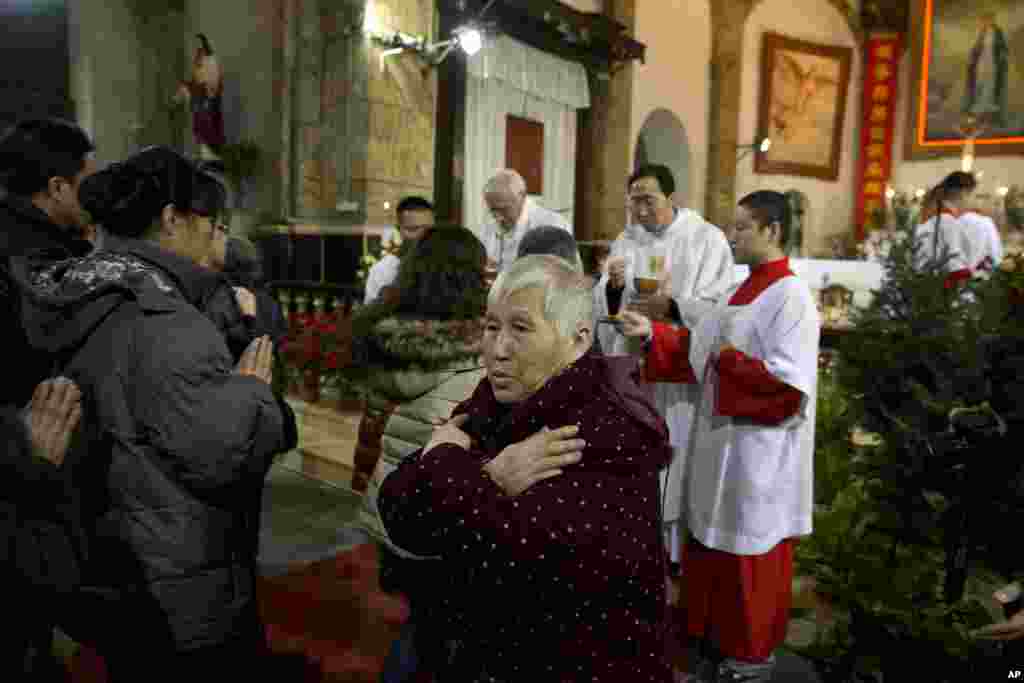 2014年12月24日，在北京宣武门天主堂，或称南堂，天主教徒参加圣诞节活动。当时对中国基督徒人数的估计，从保守的官方数字2300万到独立学者估算的一亿，而当时的中共党员有8500万。