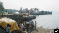 Un bateau chargé de cargaisons et de passagers au port de Mwanza, au nord du pays, le 10 octobre 2002. 