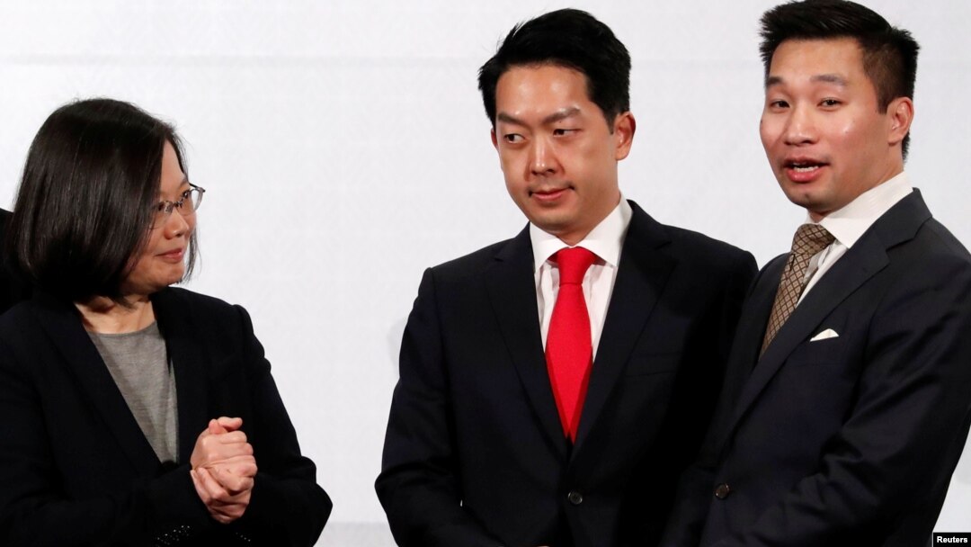 From left, Taiwan's President Tsai Ing-wen, American Chamber of Commerce (AmCham) in Taipei Chairman Albert Chang and Alex Wong, U.S. deputy assistant secretary at the Bureau of East Asian and Pacific Affairs, attend AmCham’s yearly dinner event, Taipei, Taiwan, March 21, 2018. 