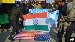 مظاهره کنندگان در پاکستان، حین آتش زدن به بیرق های هند و امریکا