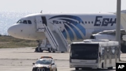 Un avion d'Egyptair à l'aéroport de Larnaca, Chypre, 29 mars, 2016.