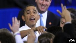 Presiden Barack Obama menyalamai para pendukungnya di Universitas Michigan, Ann Arbor (27/1).