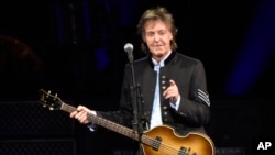 Paul McCartney tampil di "One on One Tour" di Hollywood Casino Amphitheatre di Tinley Park, Ill., 26 Juli 2017.