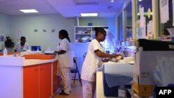 Une infirmière habille un nouveau-né dans l'unité de soins intensifs de la maternité de Mayotte à Mamoudzou, le 14 mars 2018.