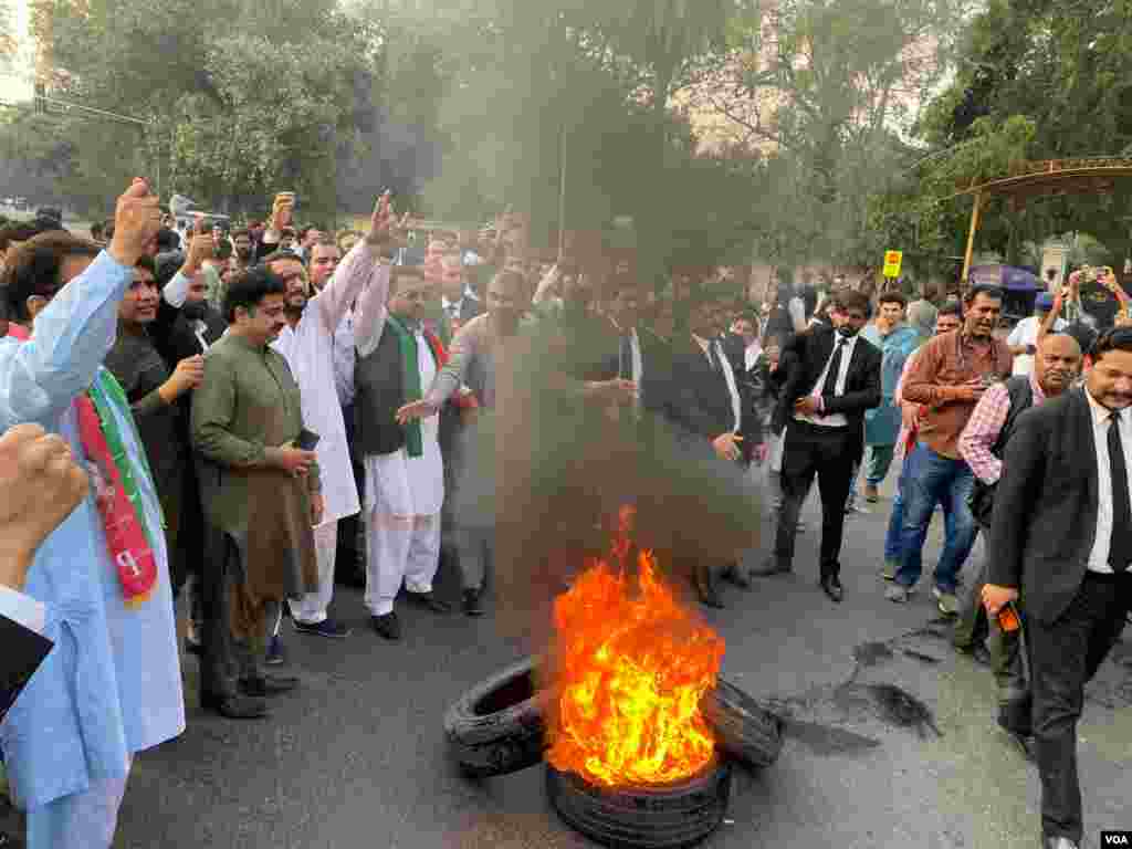 پاکستان تحریکِ انصاف کے کارکن پارٹی چیئرمین عمران خان پر قاتلانہ حملے کے خلاف ملک بھر میں احتجاج کر رہے ہیں۔