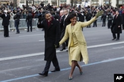 President Barack Obama and First Lady Michelle Obama walk the inaugural parade route in Washington, Jan. 20, 2009.