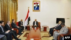 Potpredsednik Jemena Abd-Rabu Mansur Hadi u razgovoru sa pomoćnikom državne sekretarke za bliskoistočna pitanja, Džefrijem Feltmanom u Sani 22. juna 2011.