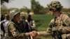 Слева направо: солдат Афганской национальной армии и американский военнослужащий в Кандагаре. Архивное фото.