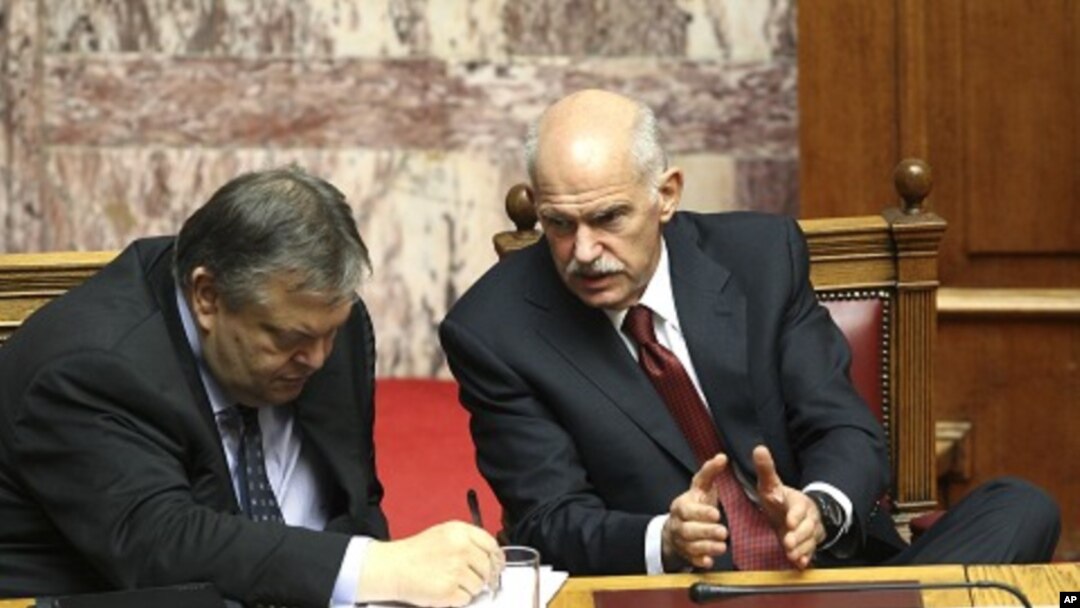 Greece's Prime Minister George Papandreou (R) talks with Finance Minister Evangelos Venizelos during a parliament session in Athens June 30, 2011.