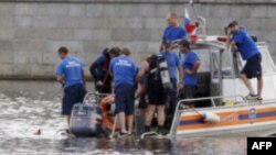 Russian emergency workers look for survivors following a crash between a pleasure boat and barge on the Moscow river in Moscow July 31, 2011