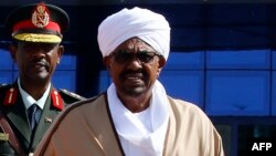 Le président soudanais Omar el-Béchir, à gauche, à Khartoum le 24 décembre 2017.