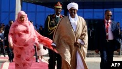 Le président soudanais Omar el-Béchir, au centre-droite, et la Première dame Widad Babiker Omer, à gauche, à Khartoum le 24 décembre 2017.