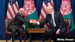 Shugaban Afghanistan Ashraf Ghani (hagu) shugaba Trump (dama) yayin wata ziyara da Ghani ya kawo Amurka a bara