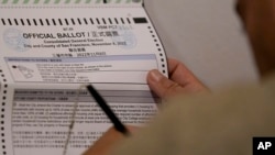 旧金山的一名男子正在填写选票。(2022年11月8日)