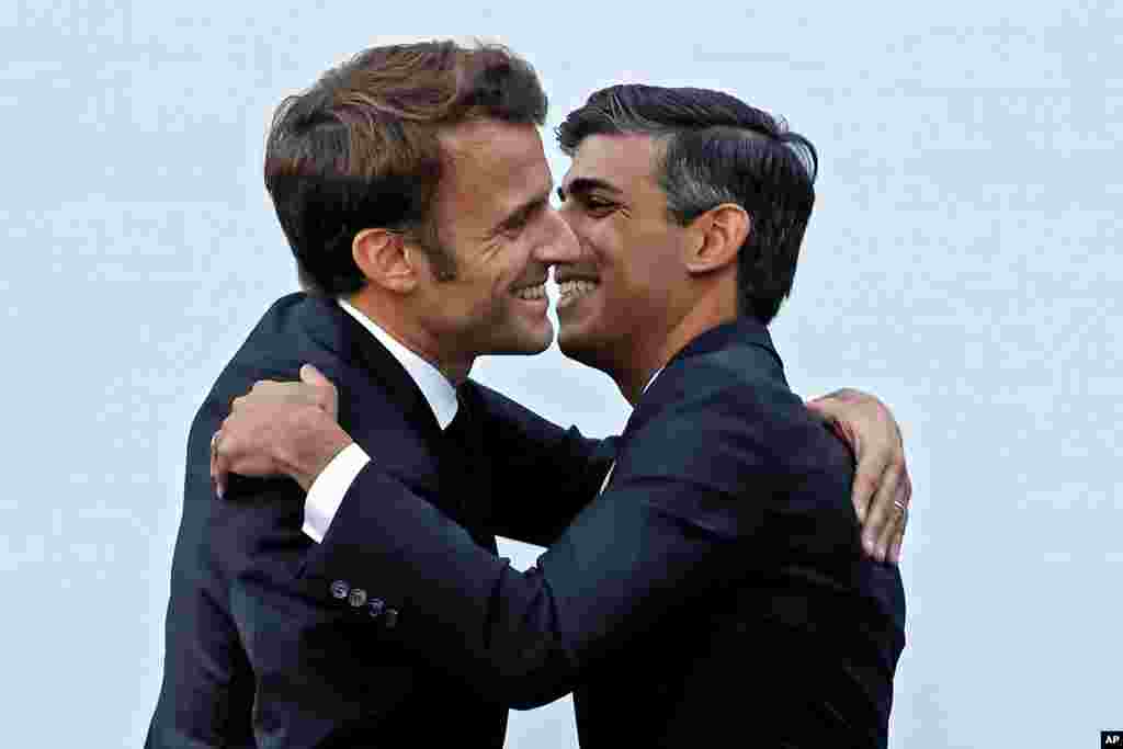 Britain&#39;s Prime Minister Rishi Sunak, right, hugs French President Emmanuel Macron during a meeting at the COP27 summit, in Sharm el-Sheikh, Egypt.