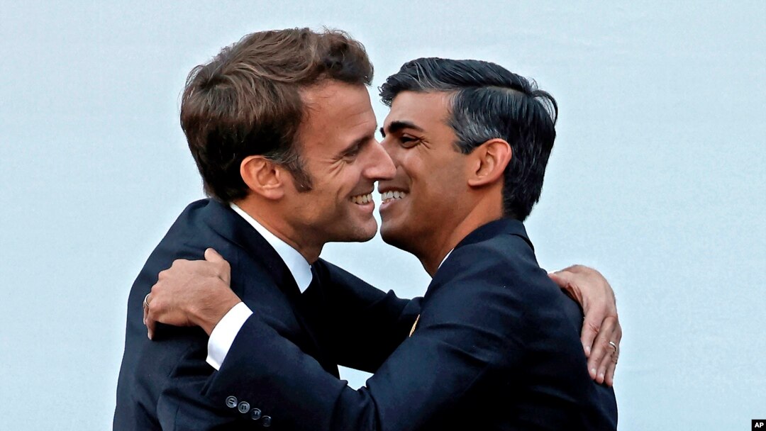 Prezida w'Ubufaransa Emmanuel Macron kumwe n'umushikiranganjin wa mbere w'Ubuhindi Rishi Sunak 