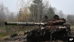 Foto: Napušteni ruski tenk blizu sela Jampil koje je ukrajinska vojska nedavno ponovo osvojila, 9. novembra 2022. 