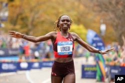 Sharon Lokedi, dari Kenya, melintasi garis finis pertama untuk kategori putri pada ajang New York City Marathon, di New York, 6 November 2022.(Foto: AP)