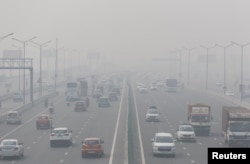 FILE - Traffic moves along a highway shrouded in heavy smog in New Delhi, India, November 3, 2022. (REUTERS/Adnan Abidi)