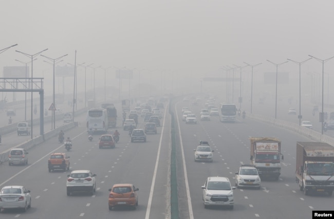 FILE - Traffic moves along a highway shrouded in heavy smog in New Delhi, India, November 3, 2022. (REUTERS/Adnan Abidi)