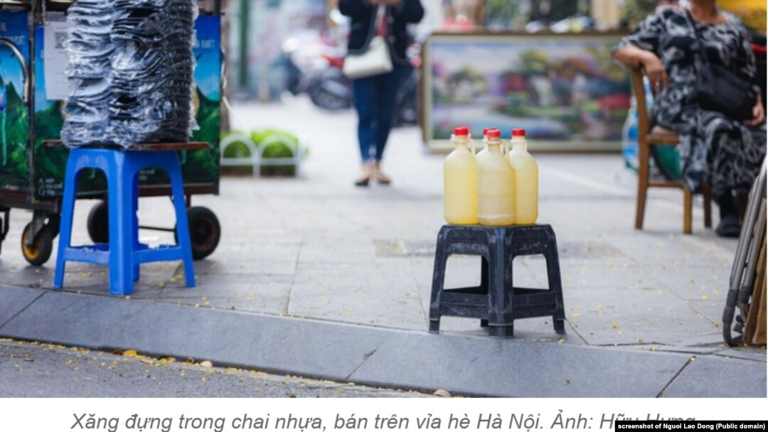 Một điểm bán lẻ xăng trên vỉa hè ở Hà Nội.