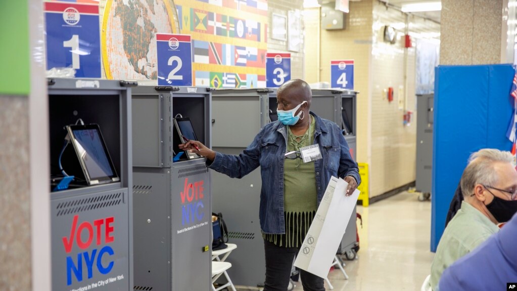 一名投票工作人员在纽约的一个提前投票站打印选票。(2022年11月1日)(photo:VOA)