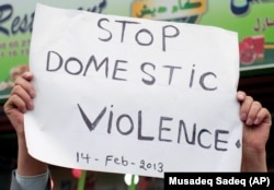 Ilustrasi - Kampanye untuk menghentikan kekerasan dalam rumah tangga (Foto: AP/Musadeq Sadeq)