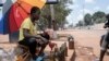 Les vendeurs d'essence à la sauvette prospèrent à Bangui