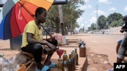 Les vendeurs Sur l'avenue Boganda, la station d'essence, en Centrafrique, le 6 novembre 2022.