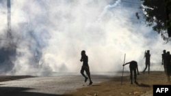 Des milliers de Soudanais manifestaient mardi sous les gaz lacrymogènes de la police