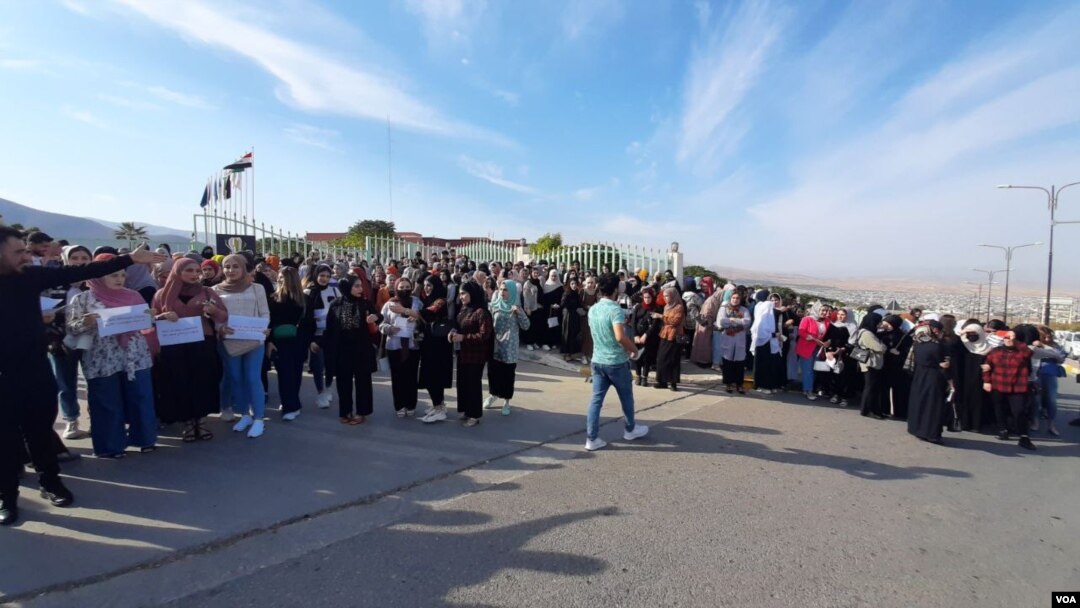 خوێندکارانی ناڕازی لەبەردەم زانکۆی هەڵەبجە