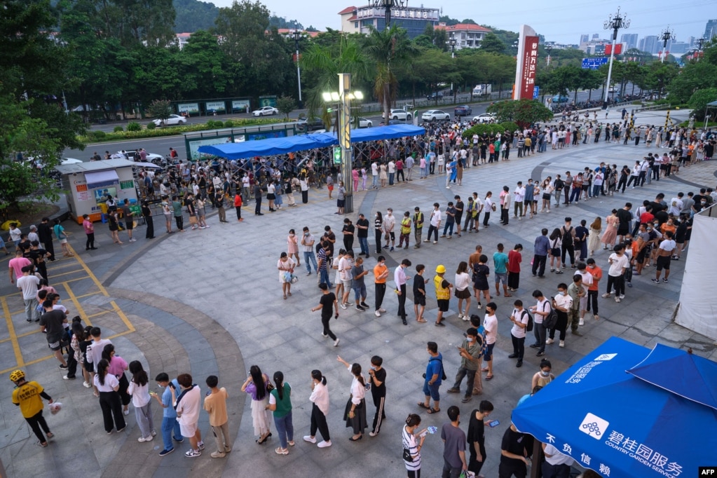 资料照：中国广东广州居民排队做核酸。（2022年7月31日）(photo:VOA)