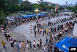 中國廣東廣州居民排隊做核酸。（2022年7月31日）