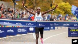 Evans Chebet, moun peyi Kenya fini kous Maraton Nouyok la an premye, Dimanch 6 Nov. 2022. 