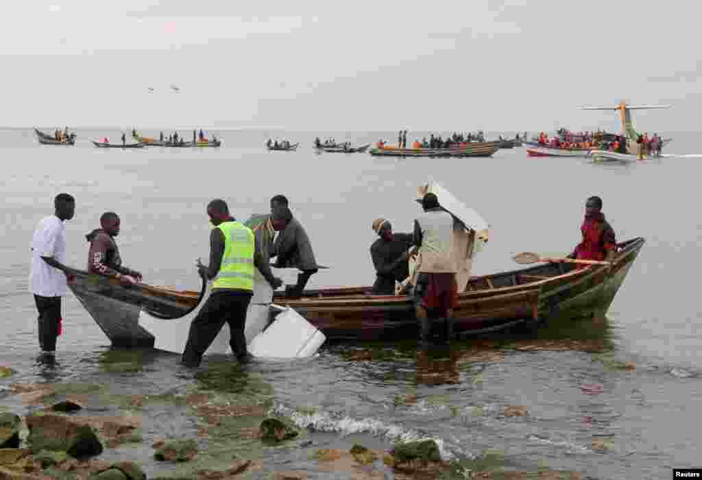 Zoezi la uokoaji likiendelea katika eneo la Ziwa Victoria Bukoba, Tanzania, Novemba 6, 2022.REUTERS/Stringer 