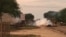 Amapholisa aphosele abantu ababikitshayo intuthu ehitshayo eVubachikwe Mine ngoLwesibili. Kubotshwe abanye babo. (Umfanekiso: Albert Ncube)
