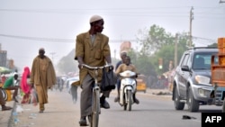 Une vue générale d'une rue principale de Maradi, près de la frontière avec le Nigeria, le 2 novembre 2022. 