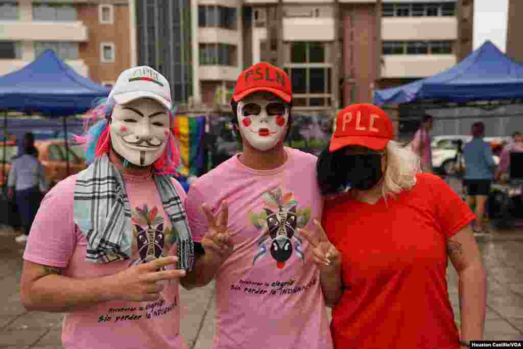 Jóvenes exiliados en Costa Rica satirizan a los partidos políticos que participan este domingo 6 de noviembre en las elecciones municipales de Nicaragua. Foto Houston Castillo, VOA