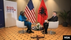 Ambasadorja amerikane në Kombet e Bashkuara Linda Thomas-Greenfield gjatë intervistës me Zërin e Amerikës