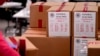 Seorang petugas tempat pemungutan suara tampak menyegel kotak berisi surat suara pemilu paruh waktu di kantor pencatatan Maricopa County, di Phoenix, Arizona, pada 9 November 2022. (Foto: AP/Matt York)