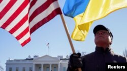 ARHIVA - Aktivista drži američku i ukrajinsku zastavu tokom protesta u parku Lafajet preko puta Bele kuće u Vašingtonu, 29. januara 2022. (Foto: Reuters/Shuran Huang)