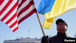 Активіст тримає американський і український прапори, під час мітингу проти можливого вторгнення Росії в Україну. Вашингтон, США, 29 січня 2022 року. 